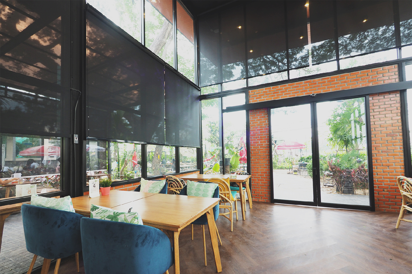 ม่านม้วนชุดธรรมดา ม่านม้วน Outdoor และม่านม้วนระบบมอเตอร์ WHIP CAFE BANGSAEN